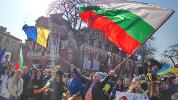 Варненци се събраха на мирно шествие в центъра на града, за
