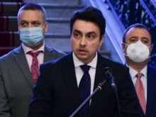 Пълен цирк! Министри от БСП се сбиха, единият е с пукната вежда