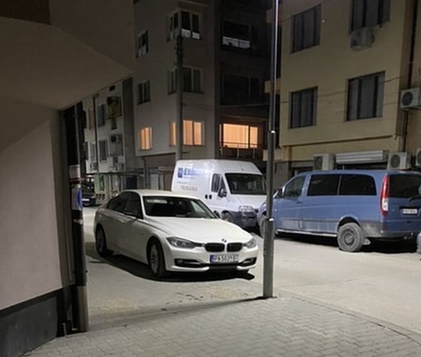За поредно нагло паркиране сигнализира читател на Plovdiv24 bg Mястото е ул Никола