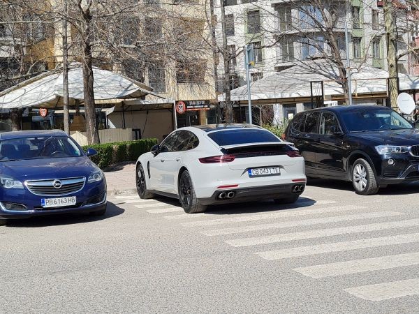 За поредно много нагло паркиране сигнализира читателка на Plovdiv24.bg. Собственикът на