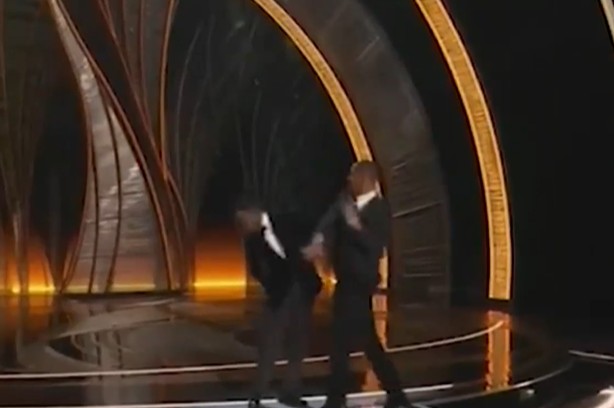 Уил Смит нахлу на сцената на наградите Оскар и удари