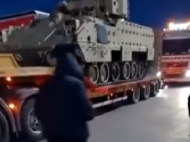 Влакова композиция с военна техника премина през Русе. Американските танкове