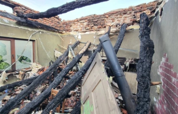 Навръх Благовещение изгоря домът на учителка от село Краводер Сега