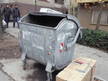 Бебе е намерено мъртво в контейнер