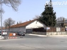 На затворена пловдивска улица: Шофьори местят знаци и минават