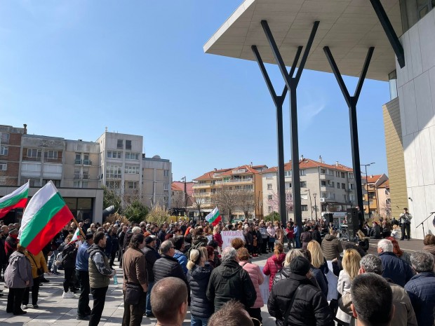 Граждани на Община Несебър се събраха на мащабен протест срещу