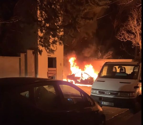 Четири коли са изгорели при пожар тази нощ във Варна