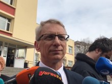 Министър Денков: Промяната за началото на учебната година няма да важи за 2022/2023