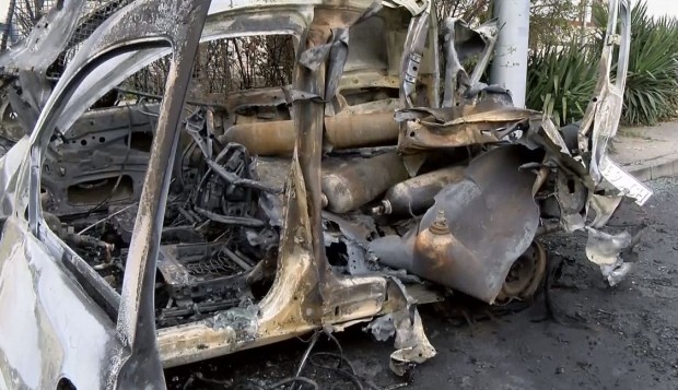 Лекотоварен автомобил превозващ кислородни бутилки се е запалил по време