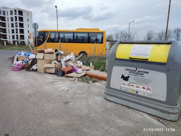Бургазлийка се възмути разхвърлени боклуци на улица в бургаския квартал
