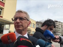 Денков: При удължаване на учебната година най-малките могат да учат и сред природата