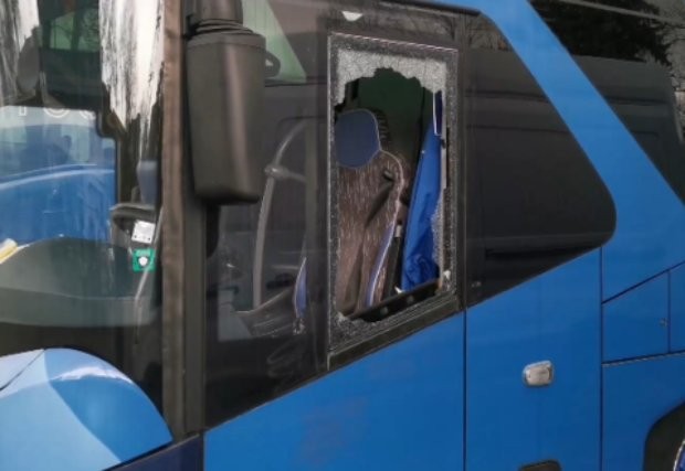 Автобусът на представителния отбор на Левски е със счупено стъкло. Хулиганската проява