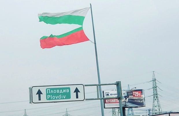 Силният вятър вчера в София е разкъсал българското знаме на