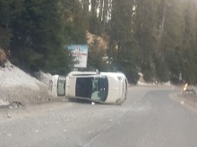 Шофьор: Внимавайте, заледено е!