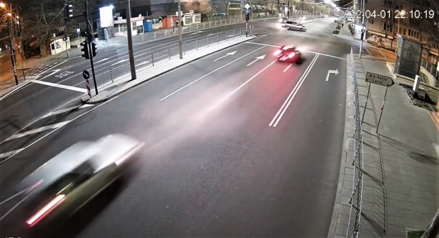 Камерите на общинското видеонаблюдение са запечатали изключително опасен пътен инцидент