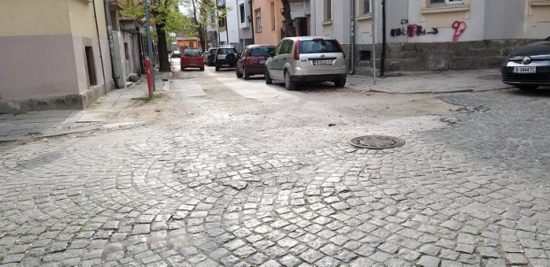 Чакат бюджета, за да довършат улица на метри от Главната