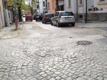 Чакат бюджета, за да довършат улица на метри от Главната