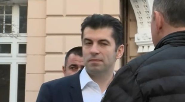 Премиерът Кирил Петков се яви на разпит в Софийската градска