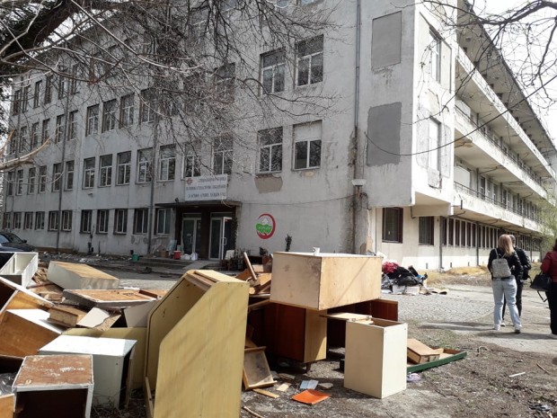 Кметът Здравко Димитров инспектира дейностите по почистването на бившата Белодробна болница