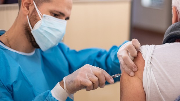 60-годишен мъж по всяка вероятност се е ваксинирал десетки пъти