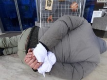 Протест: Мъж легна с вързани ръце пред Руския културен център в София