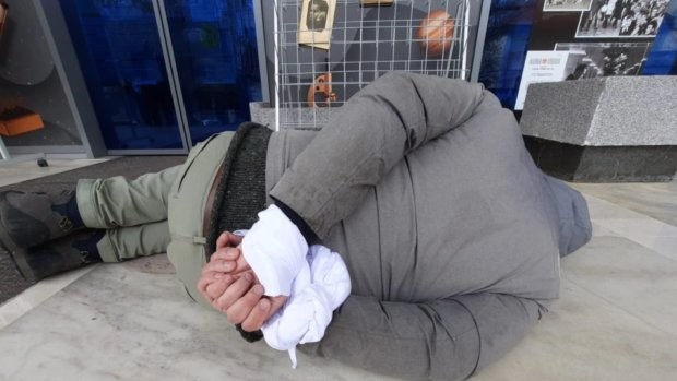 Мъж протестира пред Руския културно информационен център в София  Той легна с