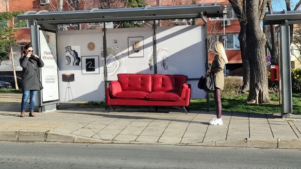 Бургаска спирка осъмна с диван вместо пейка Кадри на меката
