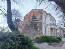 Комисия прави оглед на сграфитото на Димитър Киров, засегнато от бурята в петък