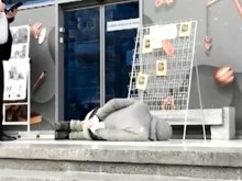 Защо мъж легна с вързани ръце пред Руския културен център в София?