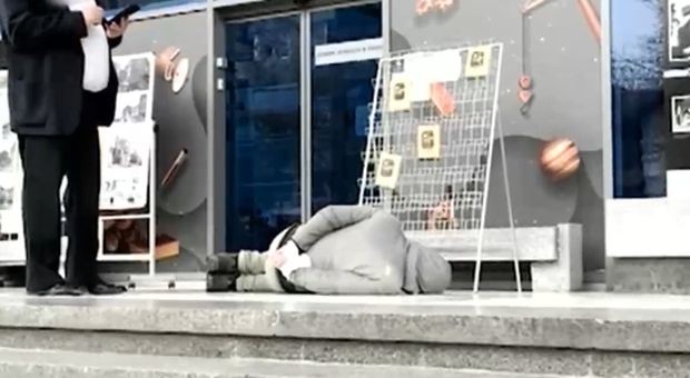 Мъж легна в понеделник пред руския Културно-информационен център в София,
