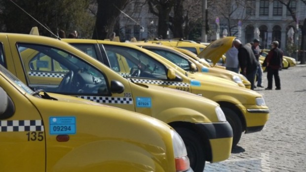 Таксиметрови шофьори отново в протестна готовност Заради драстичното увеличение на