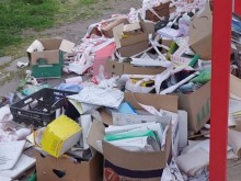 Голяма търговска верига затвори свой магазин в Пловдив и остави купчина боклуци след себе си