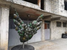 300 военни каски за нестандартна скулптура в Забърдо