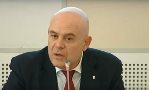 Гешев: Докато истината си върже връзките на обувките, лъжата обикаля света
