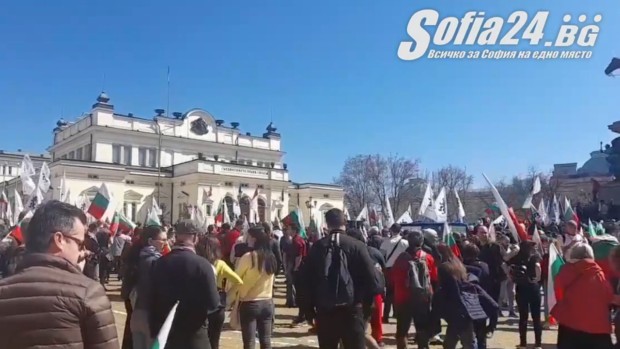 Хора с български знамена се стичат на жълтите павета пред