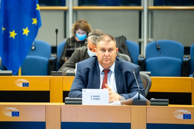 Българският евродепутат от ГЕРБ/ЕНП Емил Радев е сред вносителите на