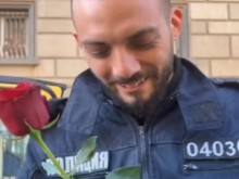Странен романтичен жест: Джулиана Гани отиде на протеста на "Възраждане", за да намери мъжа си