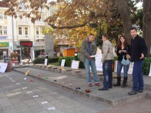 Палят свещи пред общината в памет на загиналите четириноги