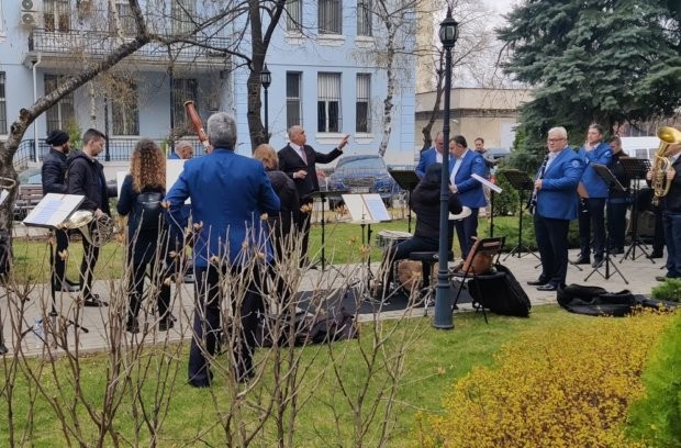 Софийският духов оркестър направи музикална изненада на екипа на УМБАЛСМ