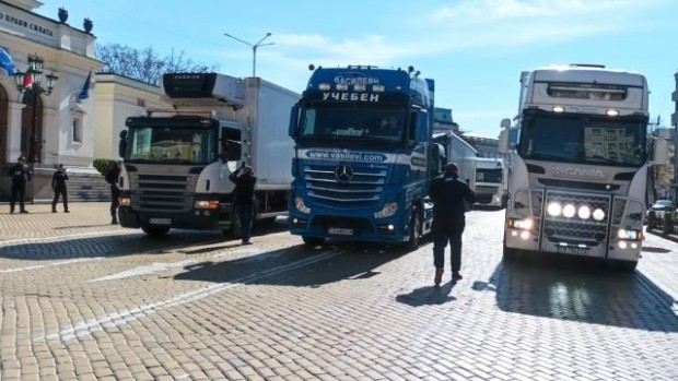 Камиони блокираха бул. Цар Освободител пред Народното събрание. Протестът е заради опасността