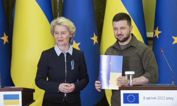 Европейската комисия предложи ускорен път на приемане на Украйна в Евросъюза.На