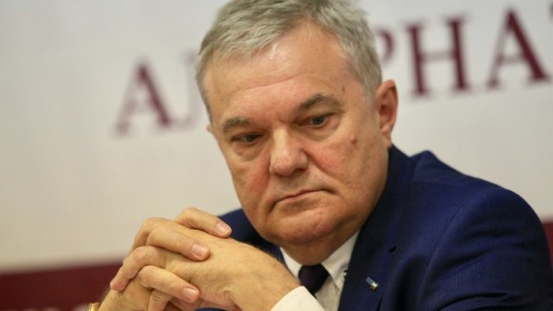 Сравнително често критик на кабинета Петков е един бивш министър