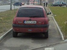 Тарикат "кацна" с целия си автомобил върху тротоар