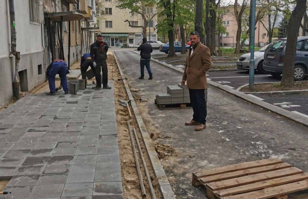 Стартира строителството на нови тротоари в зоната на улиците Загоре