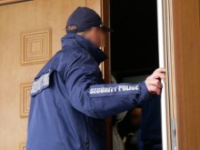 Полиция влезе в жилището на млада дама в Пловдив, после я арестуваха
