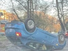 Автомобил се обърна по таван в Пловдив