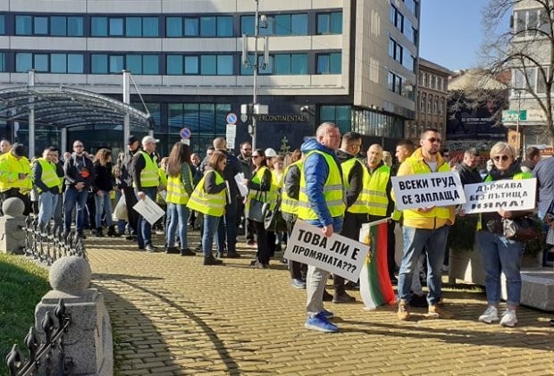 Пътно строителните фирми излязоха на протест пред парламента в София Недоволните
