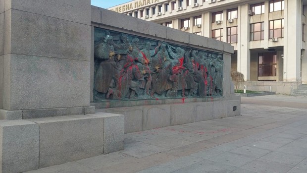 Паметникът на Съветската армия в Бургас отново е бил атакуван.