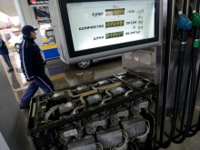 Къде е КЗК да провери - има ли картел при горивата и защо тази цена не пада?