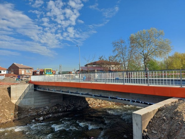 Ремонтът на моста над река Върлещица в Първенец, който е